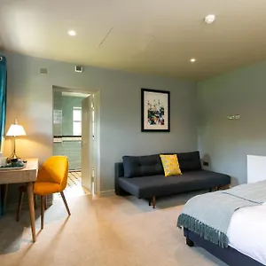 the-cowdray-arms.brighton-hotels-england.com/